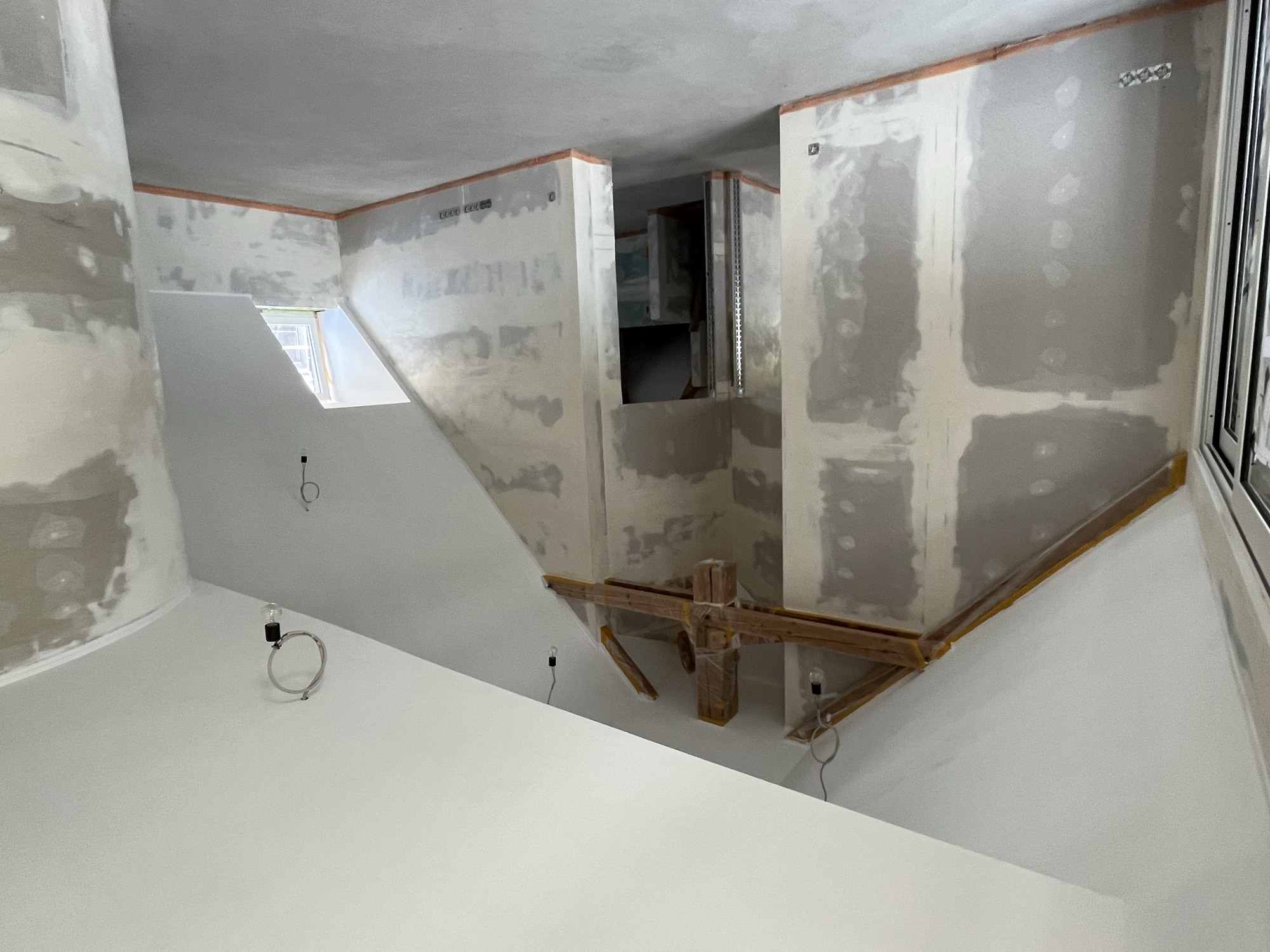 Dachraum mit verkleideten Schrägen und sichtbaren Holzbalken
